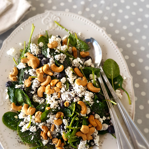 46 Ensalada de Espinacas, Arándanos, Castaña s de Cajú, queso de cabra y Semillas de Amapola ( Entradas)