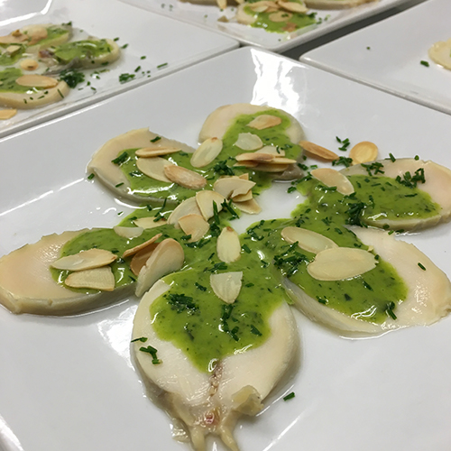 Carpaccio de locos y salsa de cilantro ( Entradas)
