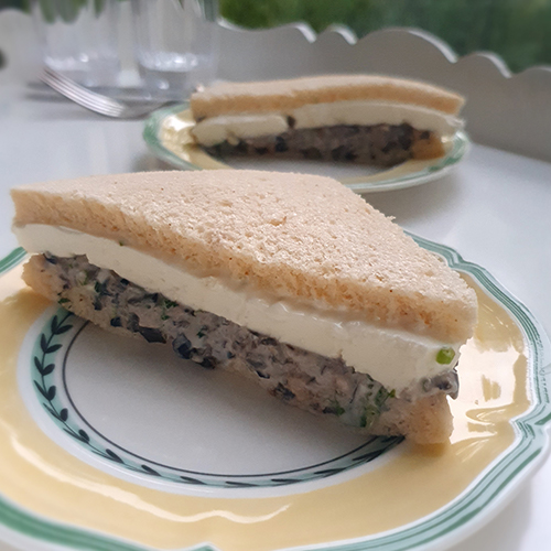 (HORA DEL TÉ) sándwich con pasta de aceitunas y quesillo_