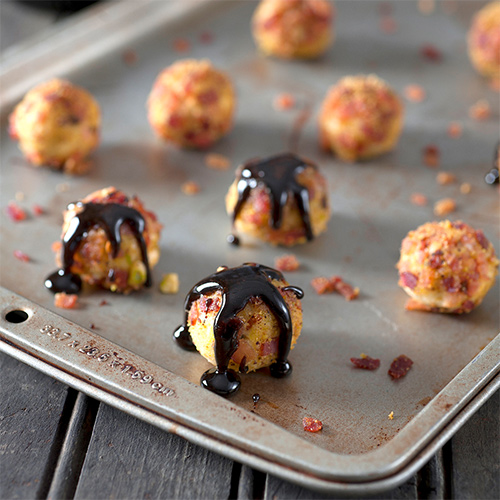 Bolitas de queso d ecabra, tocino y pistacho