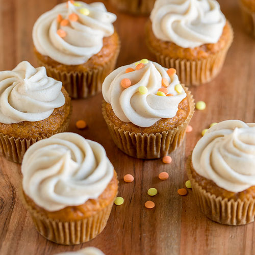 CUPCAKES DE VAINILLA Y FROSTING DE QUESO CREMA