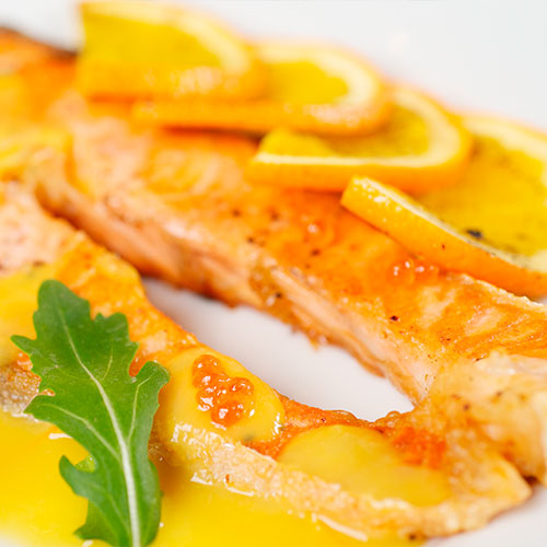 Salmón-al-vapor-con-salsa-de-naranja-acompañado-de-papas-Página