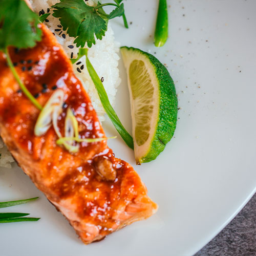 Salmón-al-vapor-con-arroz,-jazmín-y-glaseado-asiático-Página