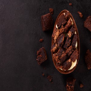 HUEVO GIGANTE RELLENO DE BROWNIE Y GANACHE